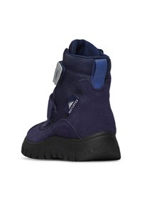 Marinblå mockastövlar med textilöverdel, förstärkt vrist, vadderad sula, kardborreband och gummisula för grepp. Har logodetalj.