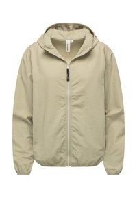 Šviesiai smėlio spalvos lengva striukė su gobtuvu, užsegama užtrauktuku, su elastinėmis rankogaliais ir lygiu paviršiumi. Šalia užtrauktuko yra logotipo etikėte.