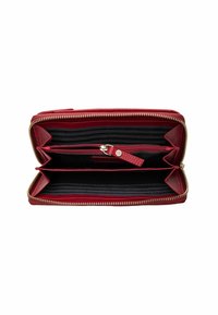 Cartera de cuero rojo con cremallera dorada. El interior presenta un forro de tela negra, múltiples ranuras para tarjetas y un compartimento con cremallera para monedas.