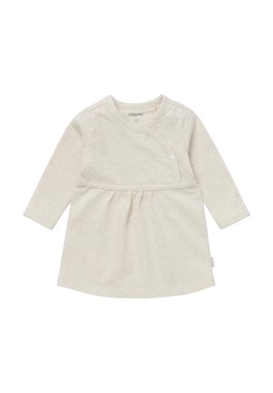 Robe beige à manches longues avec un design enveloppant, présentant une taille froncée et une fermeture à pression. Tissu doux et texturé sans motifs marquants.