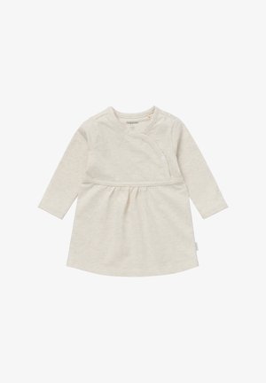 Beige Langarmkleid mit Wickeldesign, das eine geraffte Taille und einen Druckknopfverschluss aufweist. Weicher, strukturierter Stoff ohne auffällige Muster.