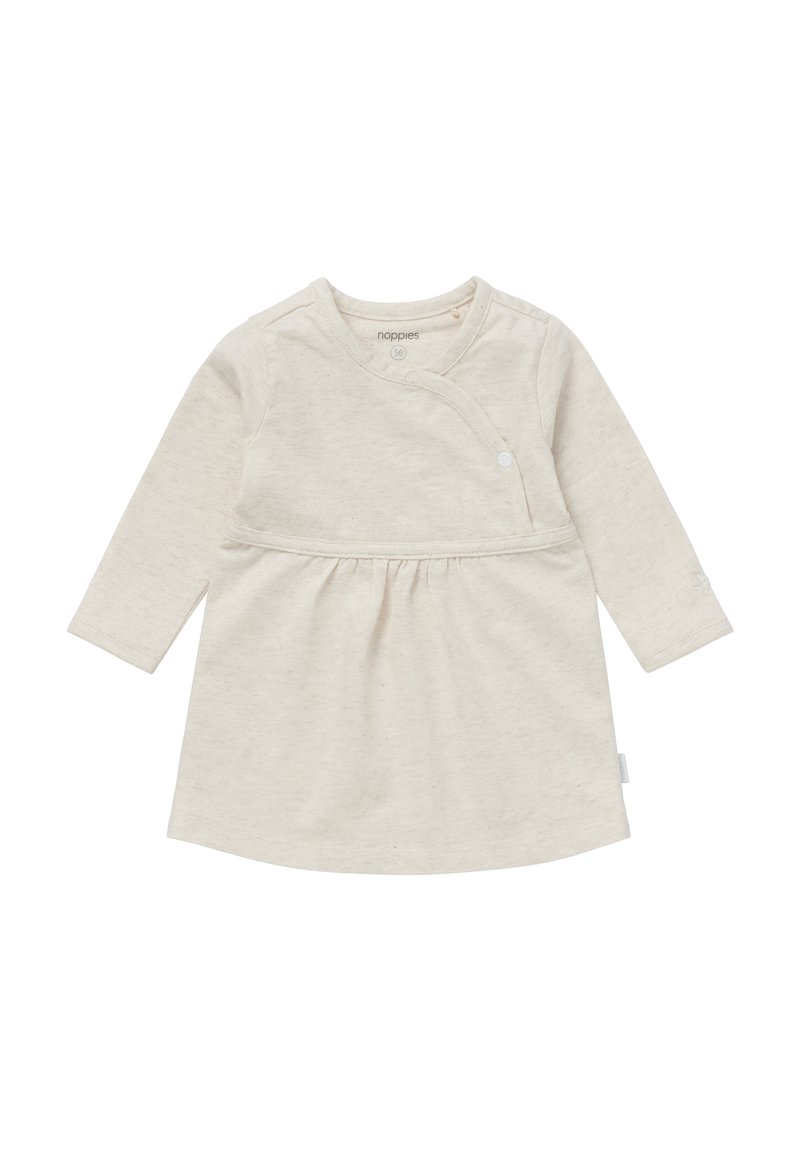 Beige langærmet kjole med indpakningsdesign, der har en samlet talje og trykknaplukning. Blødt, tekstureret stof uden fremtrædende mønstre.