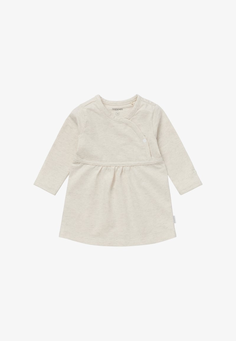 Beige Langarmkleid mit Wickeldesign, das eine geraffte Taille und einen Druckknopfverschluss aufweist. Weicher, strukturierter Stoff ohne auffällige Muster.