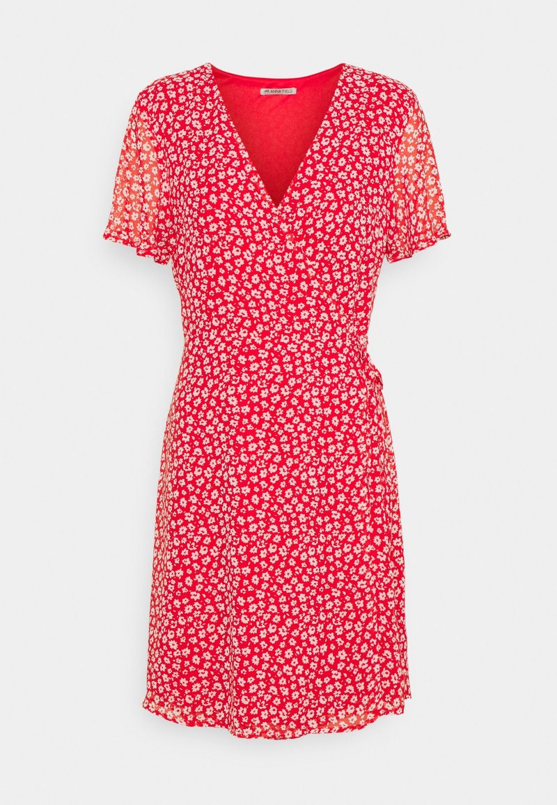 Robe portefeuille rouge avec manches courtes volantées, encolure en V et petit motif floral blanc, longueur genou, tissu léger.