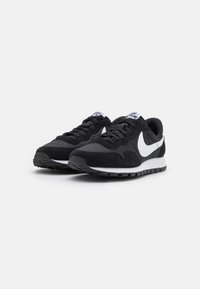 Mustat urheilukengät, joissa on teksturoitu musta päällinen, valkoinen swoosh-logo, mustat nauhat ja musta kumipohja valkoisella välikohdalla.