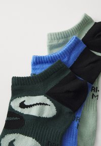 Tri par sokov za gležnje: temno zelena z belimi in črnimi detajli, svetlo modra in svetlo zelena. Pletena tkanina z reberastimi robovi.