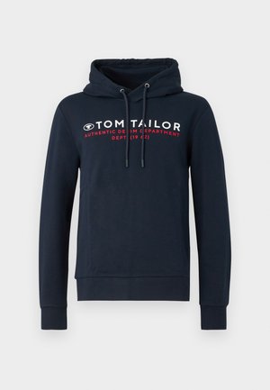 Sudadera azul marino de algodón, con capucha ajustable, mangas largas y un gráfico frontal con "TOM TAILOR" y texto adicional en blanco y rojo.