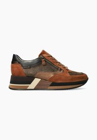 Baskets en daim et cuir marron avec un motif texturé, laçage à l'avant, fermeture éclair sur le côté, et semelle compensée noire et beige à couches.