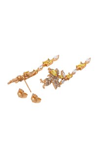 Orecchini a goccia color oro con gemme gialle e trasparenti disposte in forme floreali e fogliari, compresi degli orecchini a forma di farfalla.