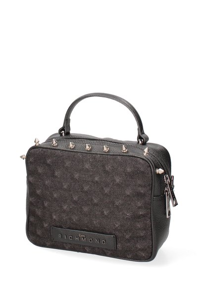 Sac à main noir avec un design texturé agrémenté de clous argentés sur le dessus, une fermeture éclair, et une petite poigné pour le porter.