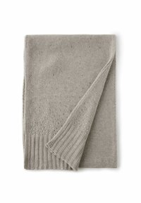 Jasnoszary dziergany szalik z teksturowanym wzorem i małymi błyszczącymi akcentami oraz ściągaczem na jednym końcu.