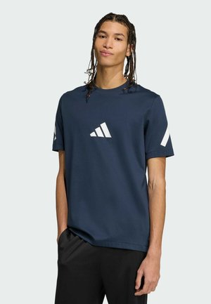 Camiseta de algodón azul marino con un logo de rayas diagonales blancas en el pecho y rayas blancas contrastantes en las mangas.