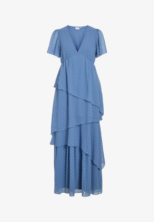 Niebieska maxi sukienka w kropki z warstwami, krótkimi falbaniastymi rękawami i dekoltem w kształcie litery V, z detalami marszczenia w pasie.
