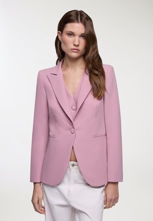 Blazer rosa chiaro con rever a fontana, due bottoni e tasche laterali. Texture liscia con vestibilità su misura e linee pulite.