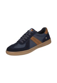 Zapato de gamuza y tela azul marino con acentos marrones, suela de goma texturizada, puntera redonda y diseño de cordones planos. Marca en la lengüeta.