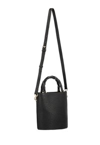 Borsa nera in pelle sintetica con superficie testurizzata. Presenta una maniglia corta lucida e una tracolla lunga regolabile. Forma rotonda con dettagli dorati.