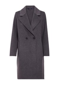 Abrigo gris de doble botonadura hecho de lana, con cuello de muesca, dos bolsillos frontales y tejido texturizado. Los botones son negros y redondos.