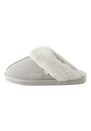 Chausson gris clair à enfiler avec une doublure et une semelle en fausse fourrure blanche douce portant l'étiquette "NEXT,", vu de côté sur fond blanc.