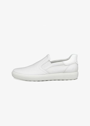 Baskets blanches à enfiler avec un dessus en cuir lisse, des accents élastiques sur les côtés et une semelle en caoutchouc texturée pour l'adhérence. Design minimaliste sans marque visible.