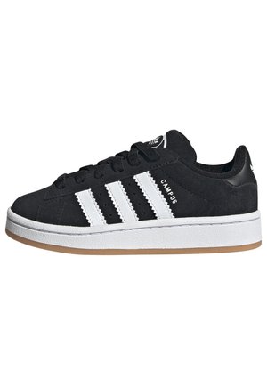 Baskets Adidas Campus noires avec des bandes blanches, semelle blanche, semelle extérieure en gomme et lacets noirs, vues de côté sur fond blanc.