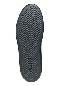 Suela de zapato de goma negra con un patrón de banda de rodadura ondulado y perforaciones para la transpirabilidad. El logo "GEOX" aparece en el lateral.