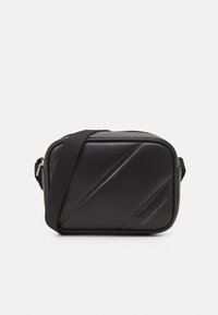 Borsa a tracolla nera in pelle texture, con un design diagonale, tracolla regolabile e logo inciso di lato.