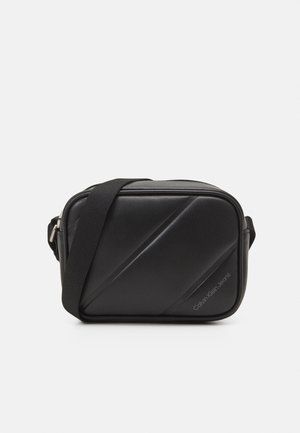 Calvin Klein Jeans QUILTED CAMERABAG - Umhängetasche - black