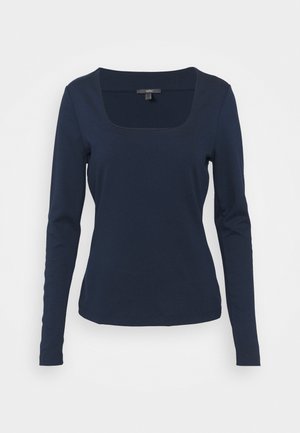 Marineblaues Langarmshirt mit quadratischem Ausschnitt, figurbetonter Silhouette und schlichtem Design vor weißem Hintergrund.