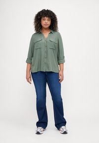 Vero Moda Curve VMBUMPY SHIRT NEW - Overhemdblouse - laurel wreath