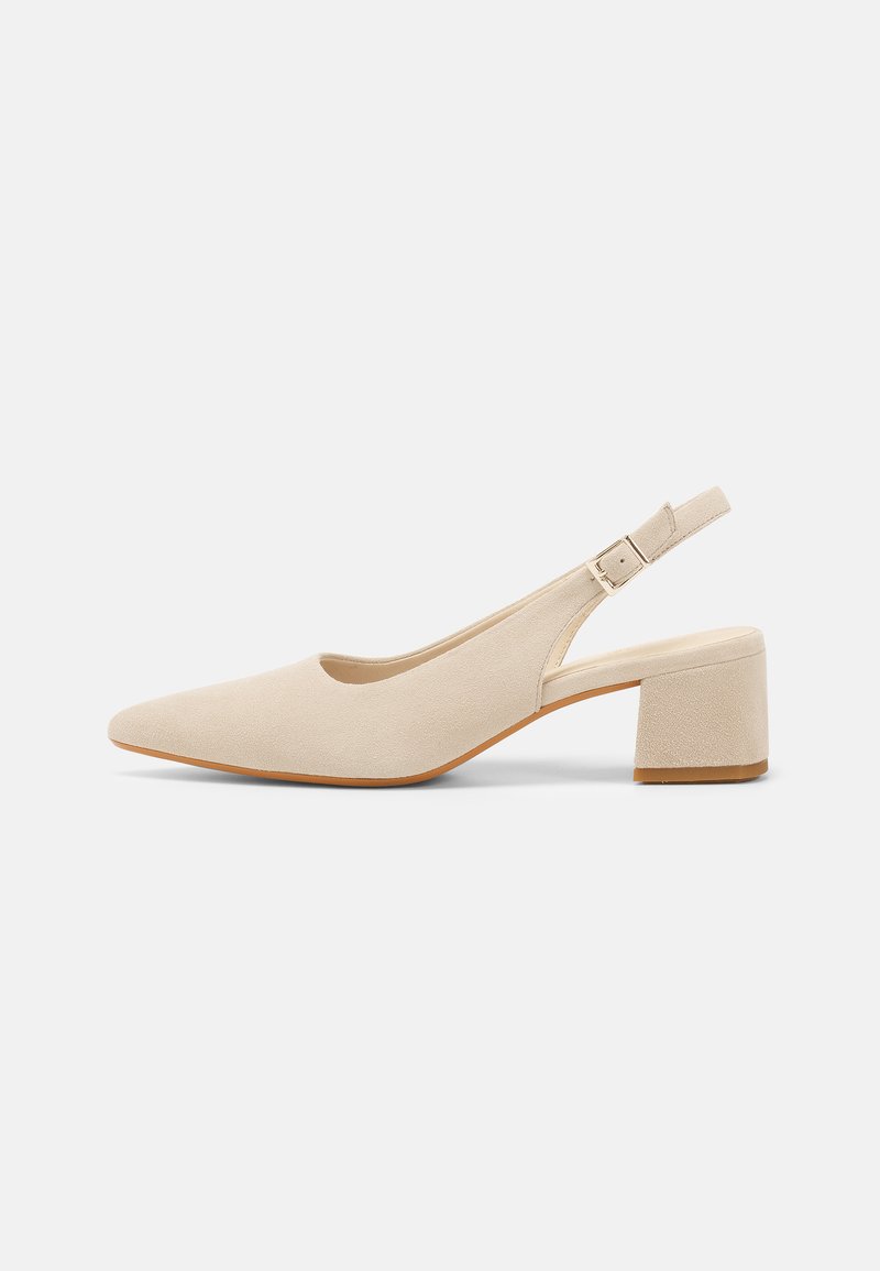 Beige slingback hælhøye sko med spiss tå, semsket tekstur og middels høy blokkhæl. Har justerbar spenne.