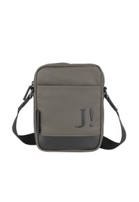 Borsa a spalla rettangolare grigia con superficie testurizzata, con logo "J!" e un'accenno nero nella parte inferiore. Inclusa una tracolla regolabile.
