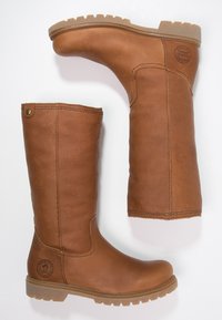 Botas de couro altas até o joelho em tom de tan, com um acabamento texturizado, bico arredondado e sola em borracha. Apresenta um logotipo em relevo e detalhes em metal dourado.