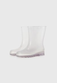 Bottes de pluie en caoutchouc transparent avec une finition brillante, hauteur cheville et une semelle translucide. Design simple sans motifs ni accents supplémentaires.
