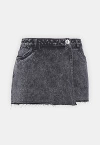 Džínová mini sukně v černém odstínu s roztrhaným lemem, se bočními kapsami, předním zapínáním na knoflík a rovným střihem s jemnou strukturou.