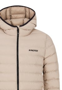 Veste matelassée beige avec fermeture éclair noire, col rembourré haut et logo "PROTEST" sur la poitrine gauche.
