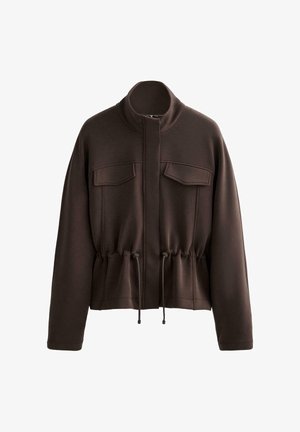 Braune, kurz geschnittene Jacke aus weichem Stoff, mit hohem Kragen, zwei Fronttaschen, Kordelzug in der Taille und glatter Textur.