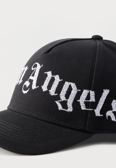 Μαύρο καπέλο μπέιζμπολ με λευκό κεντημένο κείμενο "Angels" σε γοτθική γραφή στο μπροστινό πάνελ και καμπύλη γείσο.