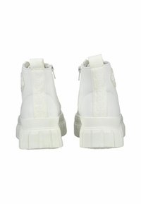 Zapatillas deportivas altas blancas, fabricadas en material suave, con suela texturizada, tira de agarre y logo embossado en el talón.