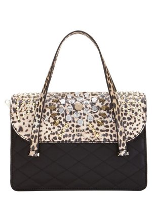 Zwarte doorgestikte handtas met luipaardprint klep en handvatten, versierd met zilveren en gouden studs, vooraan gebrandmerkt met "Guess 1981".