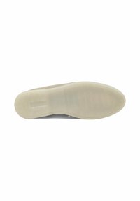 Suela de zapatilla con un diseño texturizado, que presenta un material de goma crema suave y un perfil plano. Ligeramente patternado para ofrecer agarre y estabilidad.