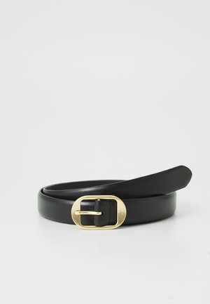 Cinto de couro preto com fivela redonda em metal dourado, textura suave e design clássico. As extremidades são cortadas em linha reta.
