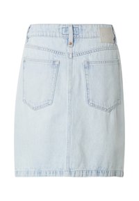 Vaaleansininen farkkuhame, jossa on kaksi takataskua, vyölenkit ja pieni merkkilappu vyötäröllä.