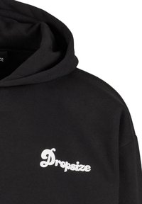 Hoodie noir en mélange de coton, arborant un grand logo blanc "Dropsize" sur la poitrine gauche, texture douce et coupe décontractée.