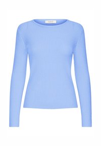 Maglione fitted a manica lunga con coste di colore azzurro chiaro e scollatura a girocollo su sfondo bianco.