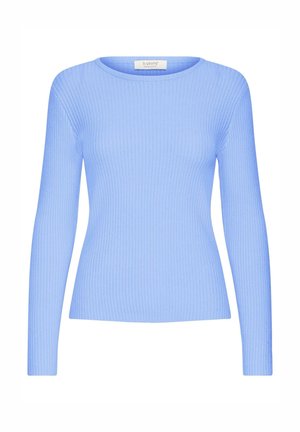 Világos kék bordázott, hosszú ujjú, testhezálló pulóver kerek nyakkivágással, fehér háttér előtt.