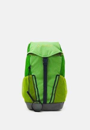 Zaino verde realizzato in tessuto resistente, con chiusura a rullo, tasche laterali in rete e dettaglio in plastica alla base.