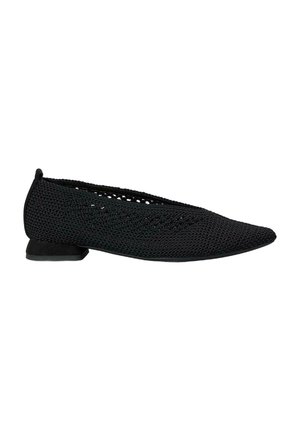 Bailarinas negras de punto con punta afilada, material ligero, patrón abierto en la parte superior y un tacón bajo y robusto.