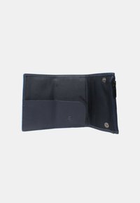 Cartera de cuero azul marino con múltiples ranuras para tarjetas, un compartimento con cremallera y cierre de botón; textura lisa con un logotipo en relieve sutil.