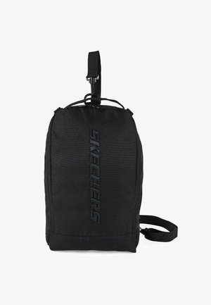 Mochila negra fabricada con material duradero, con un logotipo en relieve prominente, correa ajustable y un diseño rectangular y sencillo.