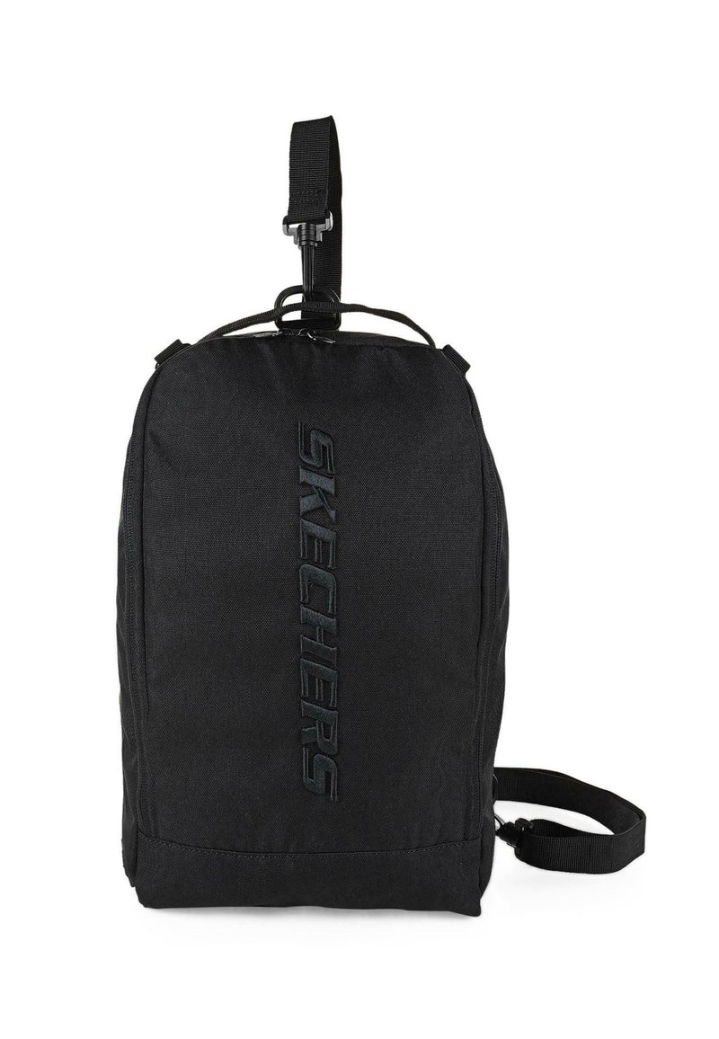 Mochila negra fabricada con material duradero, con un logotipo en relieve prominente, correa ajustable y un diseño rectangular y sencillo.